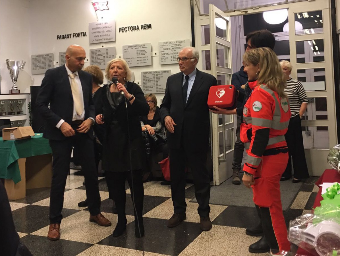 Un nuovo defibrillatore per la Croce Azzurra di Como